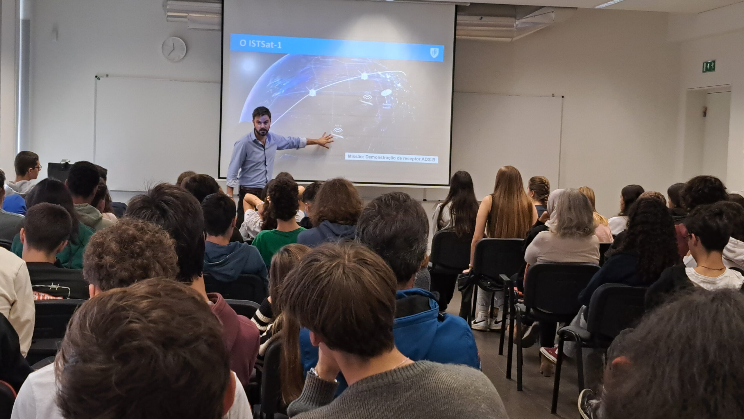 Um ano do ISTsat-1 em órbita: alunos celebram ciência e espaço