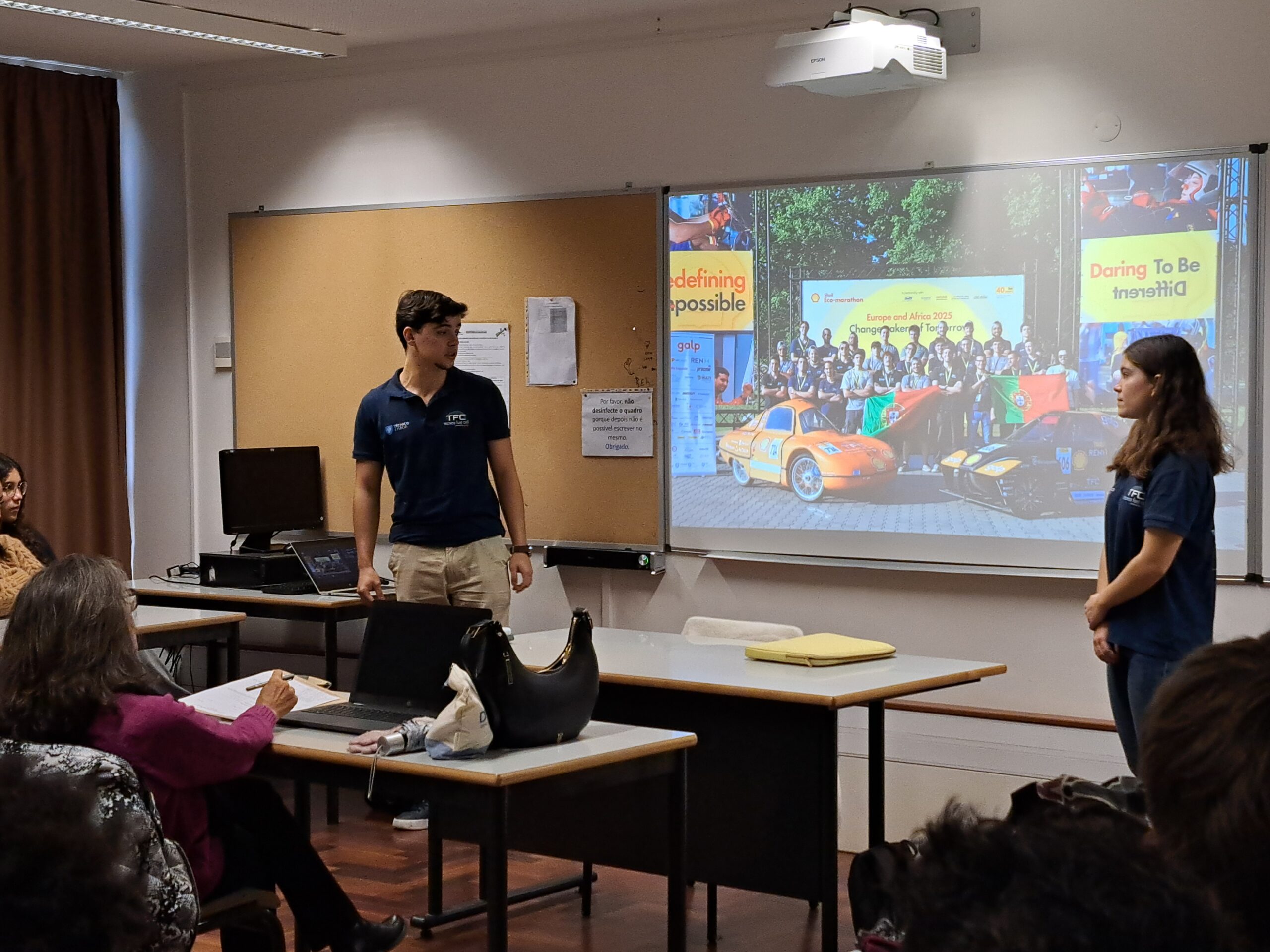 Técnico Fuel Cell apresenta carros a hidrogénio a alunos da Escola Luís de Freitas Branco no Dia Nacional da Cultura Científica