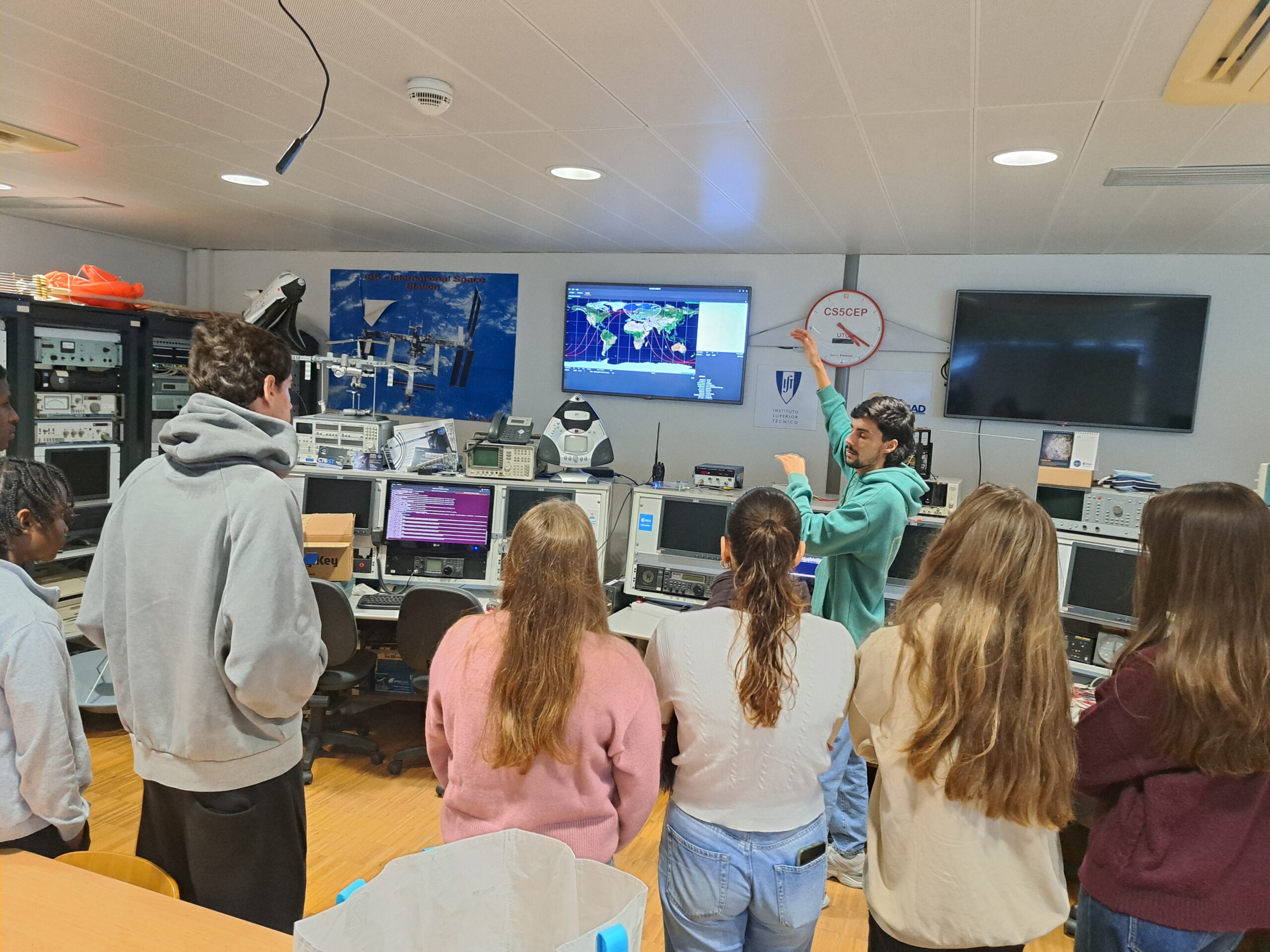 Alunos do ensino secundário visitam o NanosatLab e a estação de rastreio de satélites do Técnico